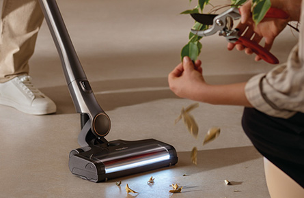 Person schneidet Blätter